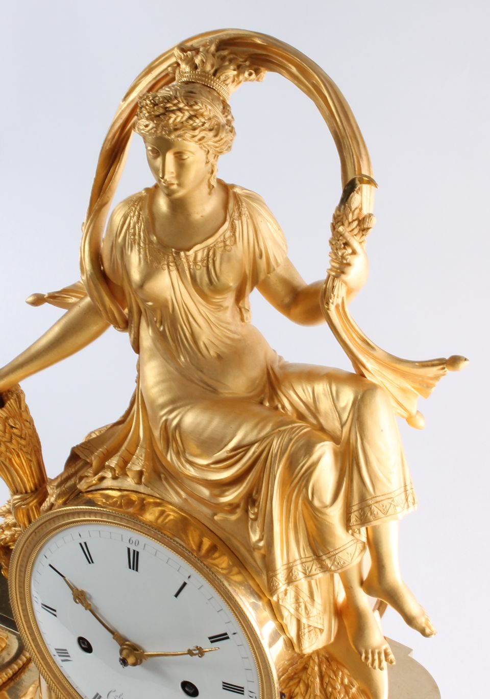 Een fraaie Frans Empire sculpturale vuurverguld bronzen pendule gesigneerd Colin, circa  1800. - afbeelding 4
