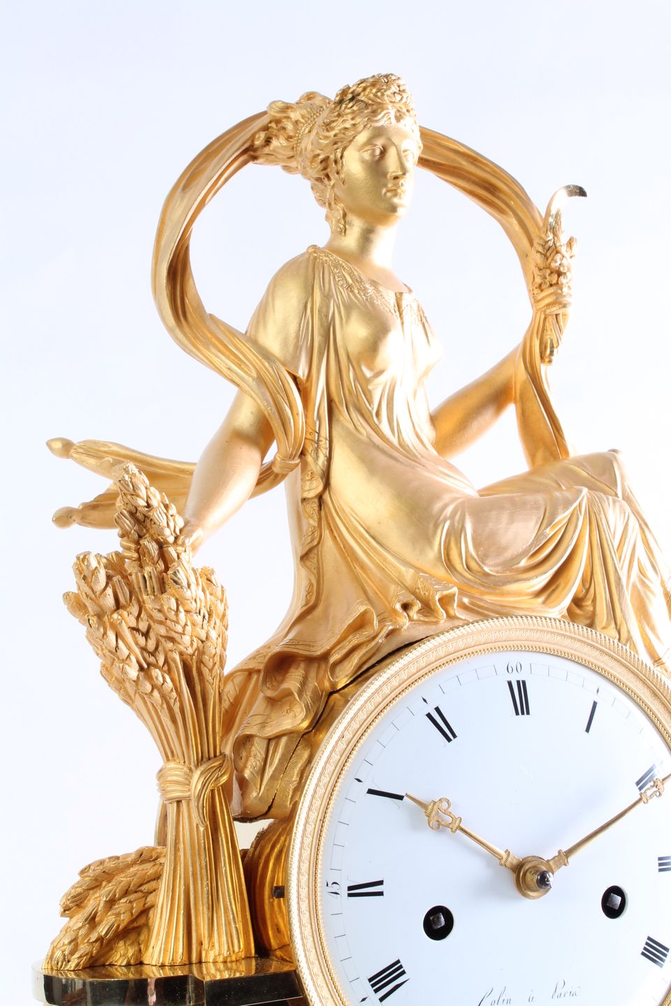 Een fraaie Frans Empire sculpturale vuurverguld bronzen pendule gesigneerd Colin, circa  1800. - afbeelding 3