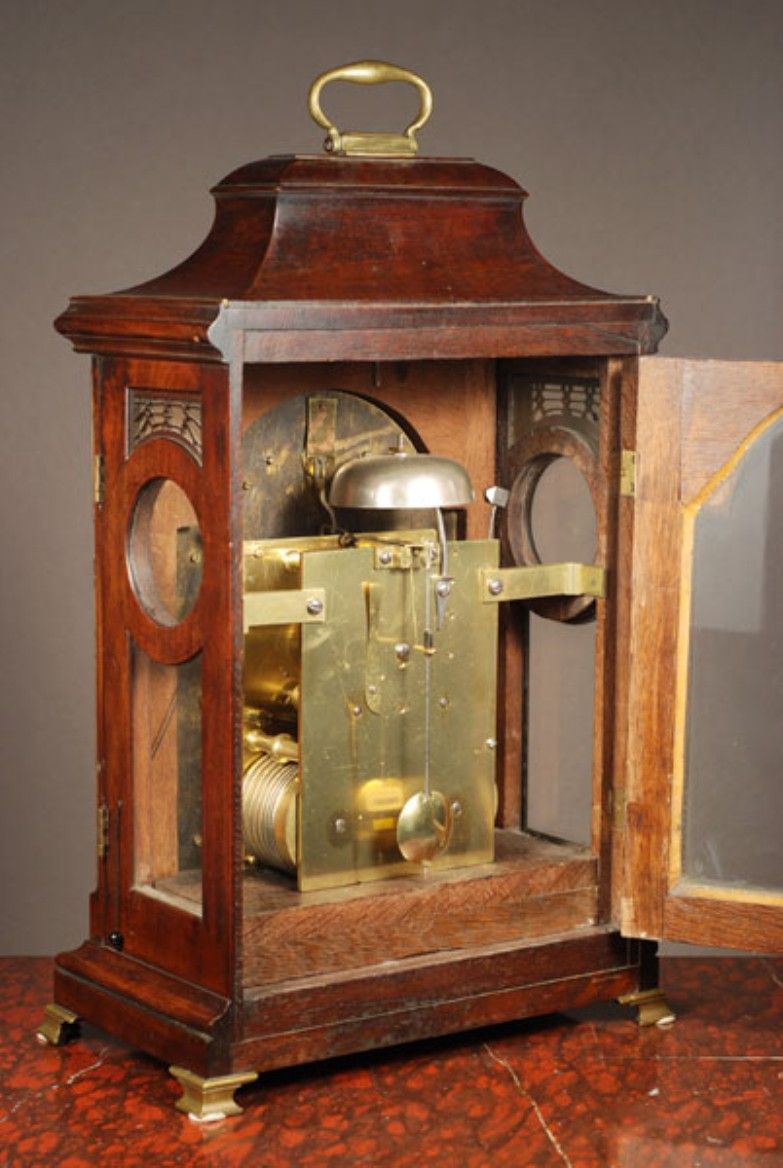 Een zeldzame Duitse mahonie tafelklok met 8-daags uurwerk gesigneerd Peter Behrems Schleswig, circa 1770. - afbeelding 4