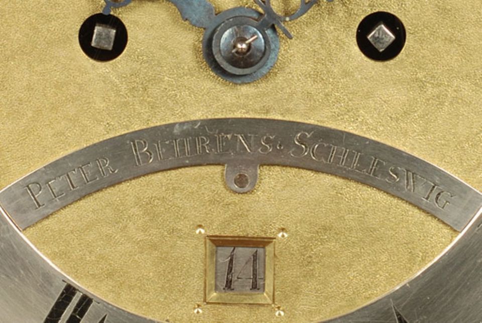 Een zeldzame Duitse mahonie tafelklok met 8-daags uurwerk gesigneerd Peter Behrems Schleswig, circa 1770. - afbeelding 5