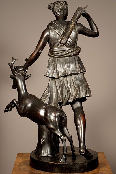 Een Frans gepatineerd bronzen sculptuur van Diana the Jager naar antiek voorbeeld, circa 1880 - afbeelding 2