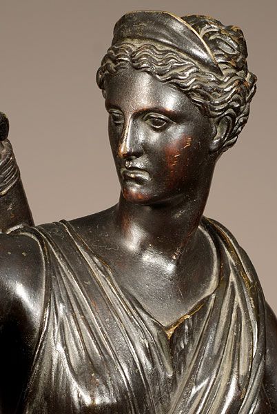 Een Frans gepatineerd bronzen sculptuur van Diana the Jager naar antiek voorbeeld, circa 1880 - afbeelding 3