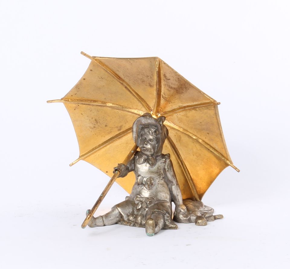'Zittend meisje met papraplu', verzilverd en verguld bronzen beeldje, circa 1880. - afbeelding 2