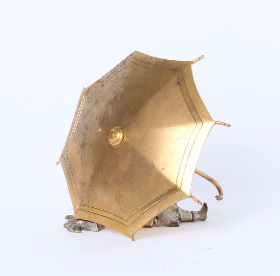 'Zittend meisje met papraplu', verzilverd en verguld bronzen beeldje, circa 1880. - afbeelding 3