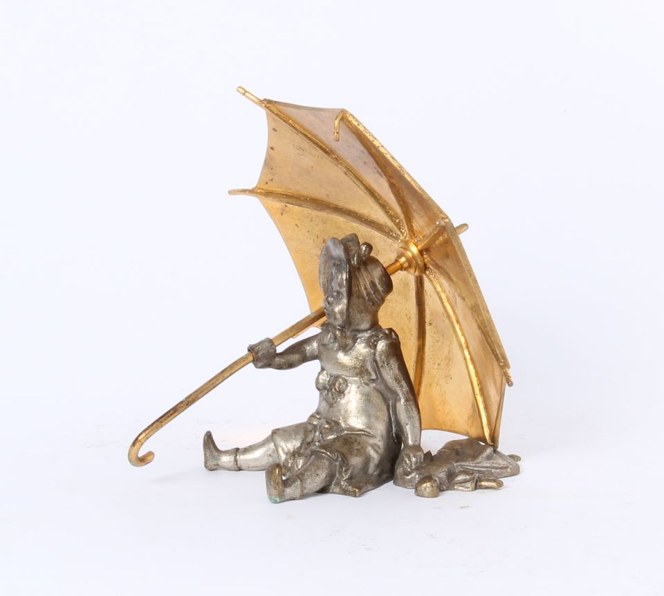 'Zittend meisje met papraplu', verzilverd en verguld bronzen beeldje, circa 1880. - afbeelding 4