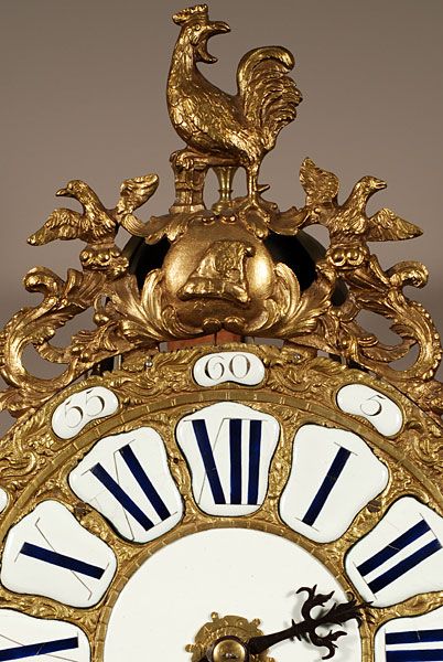 Een franse cartouche lantaarnklok, ca 1750, met gaand slag- en wekkerwerk, spillegang. - afbeelding 3