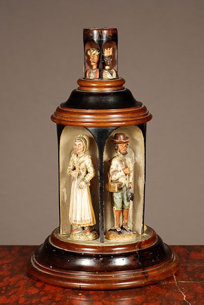 Een erg zeldzaam Zuid Duits/Oostenrijks gestoken draaiend doosje met kooplieden, ca 1850. - afbeelding 2
