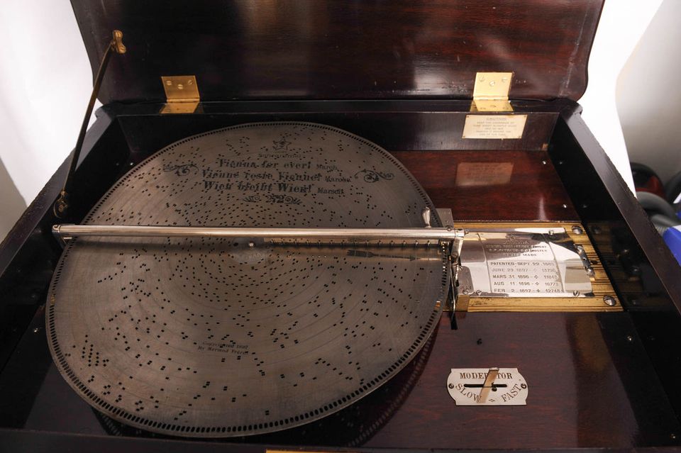 A rare Swiss mahogany disc music box, for the U.S. market, by Stella, circa 1880 - image 4