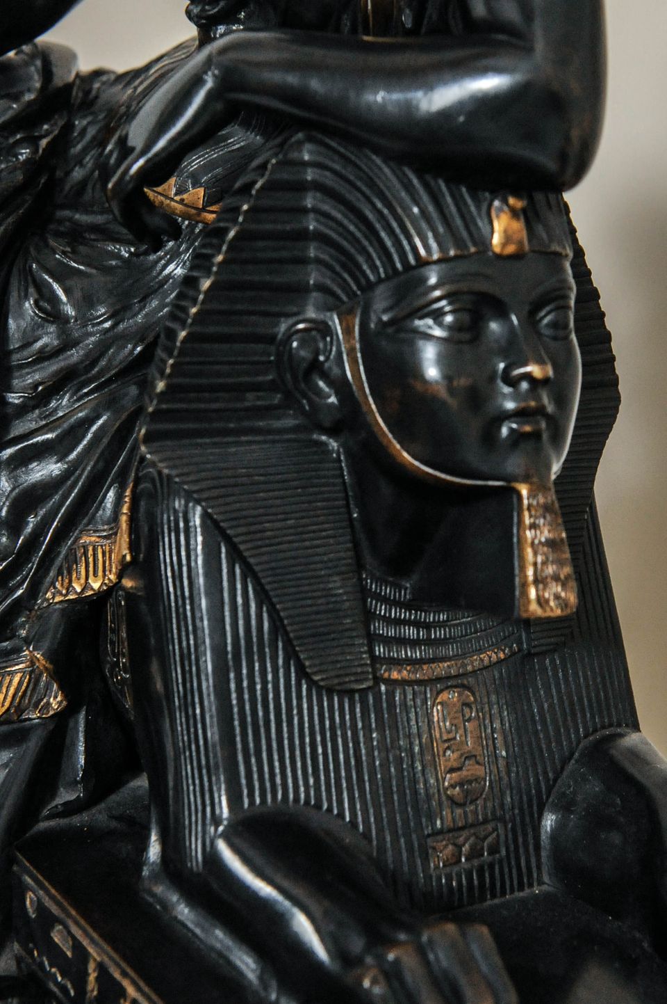 A fantastic black marble ‘retour de l’Egypt’ mantle clock with two side pieces. - image 3