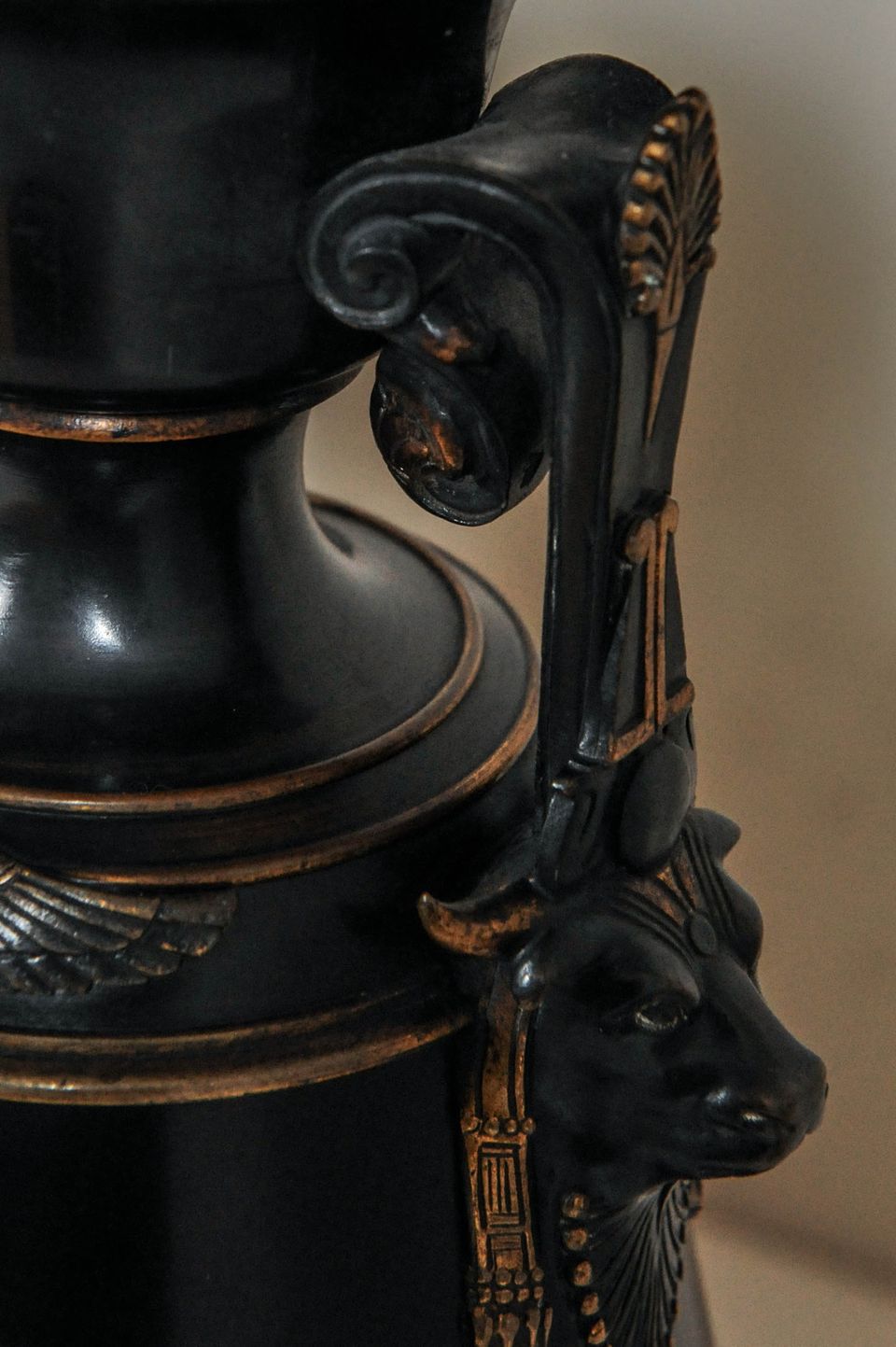 A fantastic black marble ‘retour de l’Egypt’ mantle clock with two side pieces. - image 2