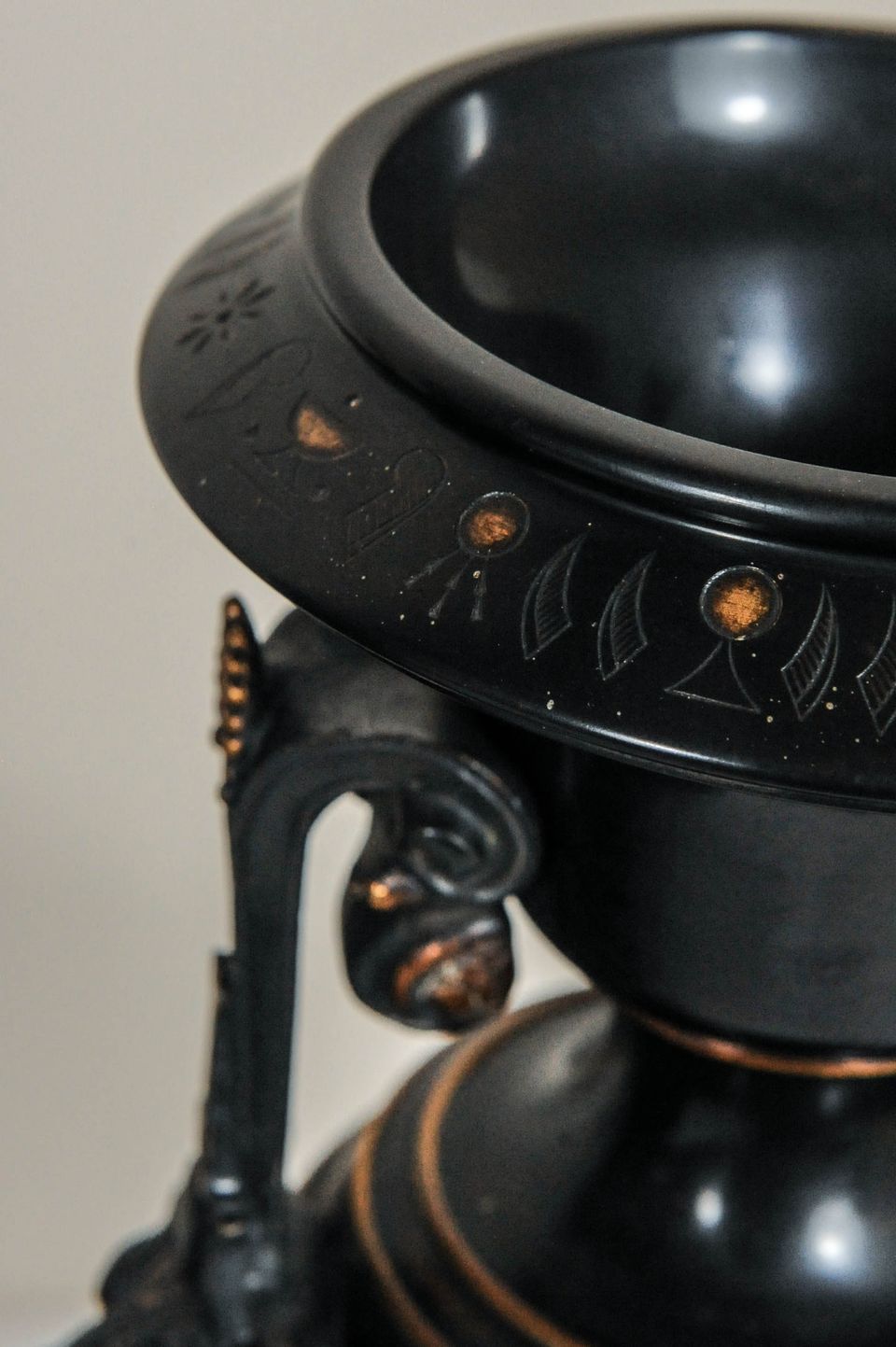 A fantastic black marble ‘retour de l’Egypt’ mantle clock with two side pieces. - image 11