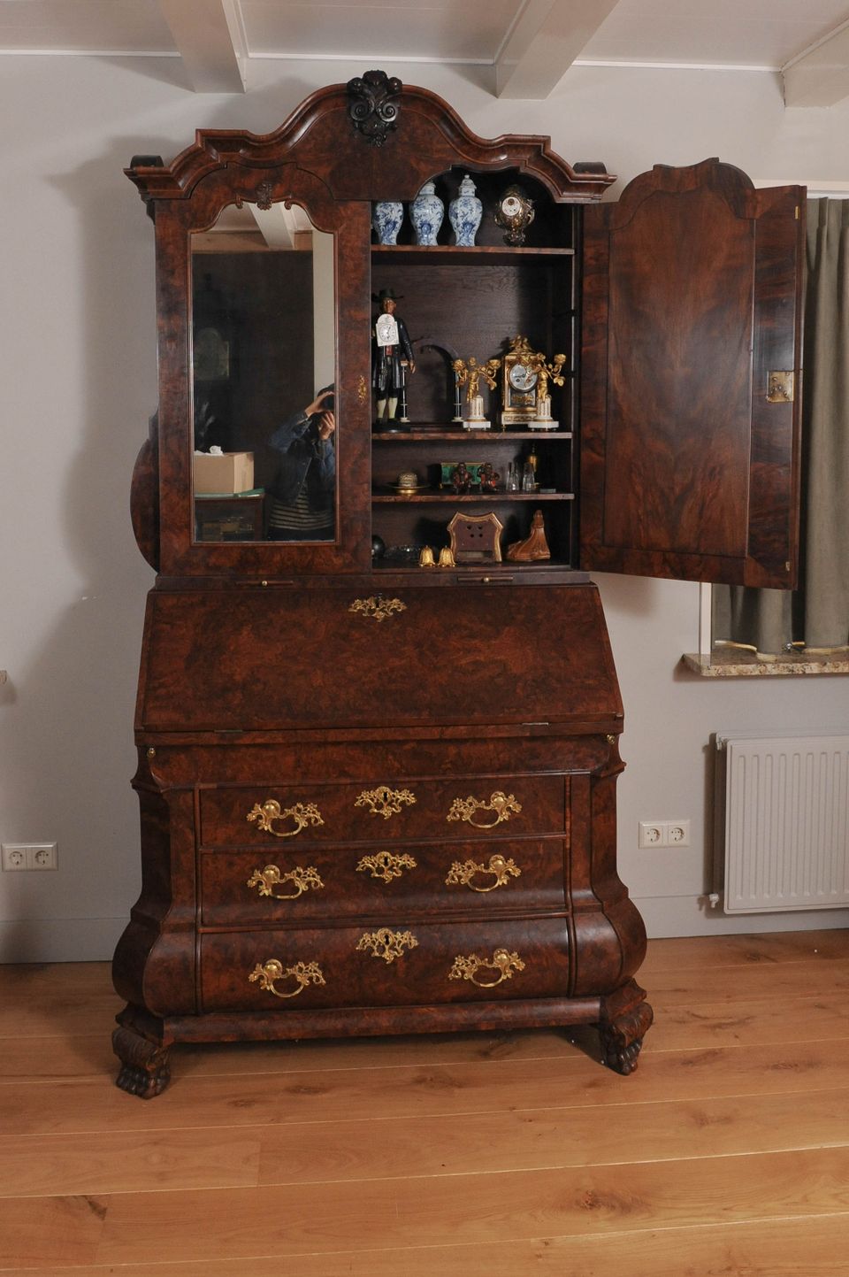 A fantastic Dutch burr walnut bureau bookcase with mirror doors, circa 1740. - image 10