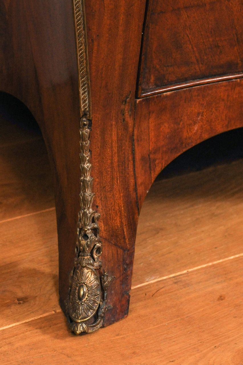 Een Hollands mahoniehouten cilinderbureau, omstreeks 1770 - afbeelding 8