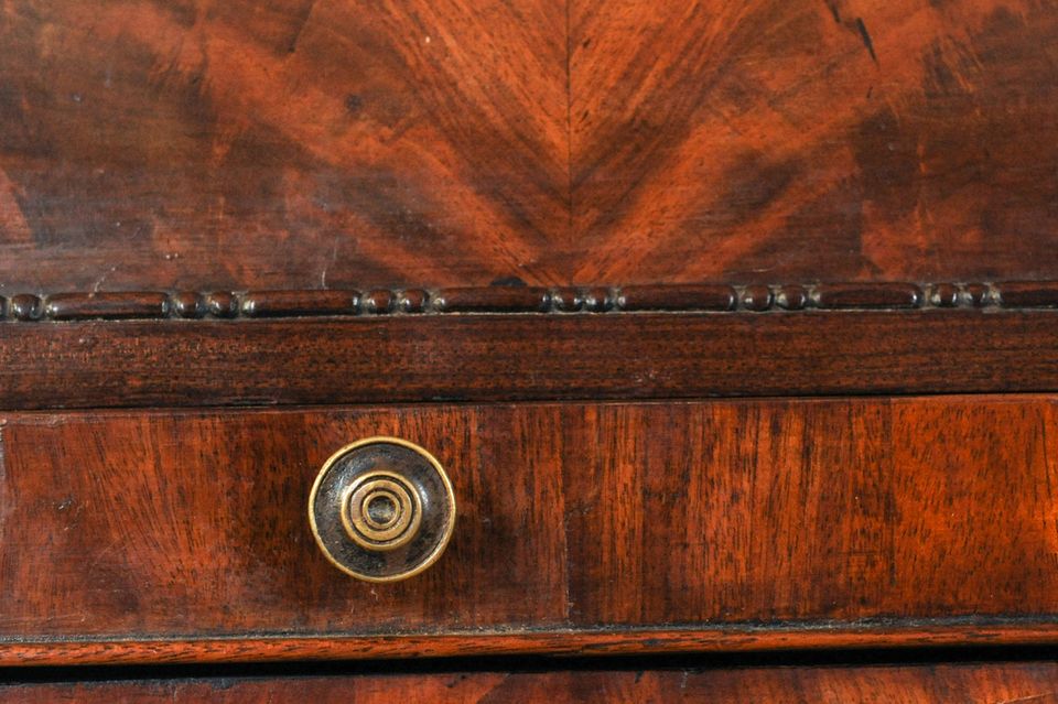 Een Hollands mahoniehouten cilinderbureau, omstreeks 1770 - afbeelding 6