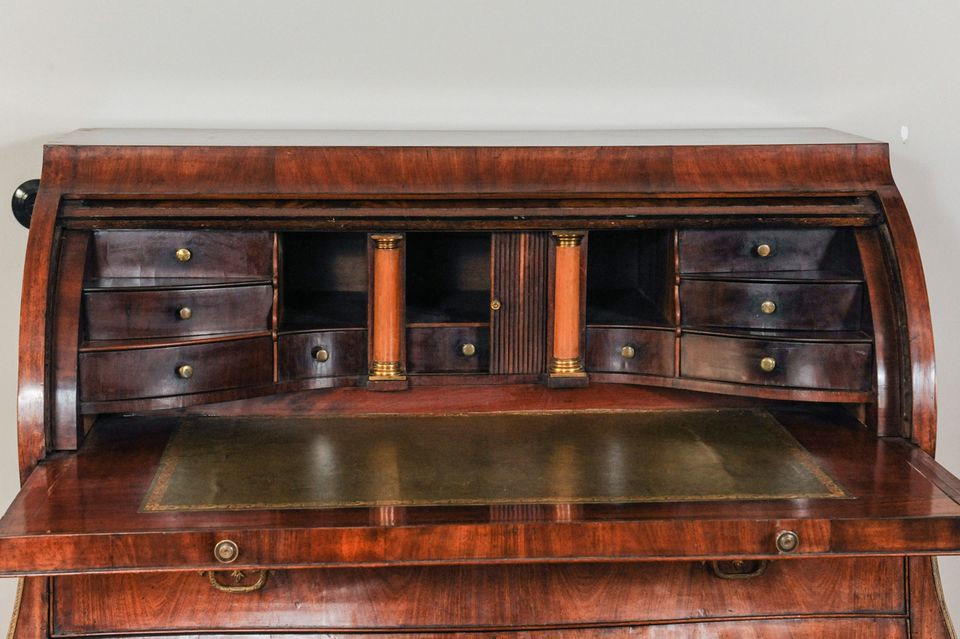 Een Hollands mahoniehouten cilinderbureau, omstreeks 1770 - afbeelding 5
