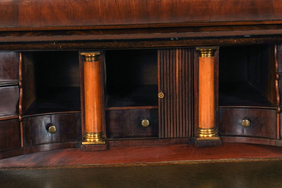 Een Hollands mahoniehouten cilinderbureau, omstreeks 1770 - afbeelding 4
