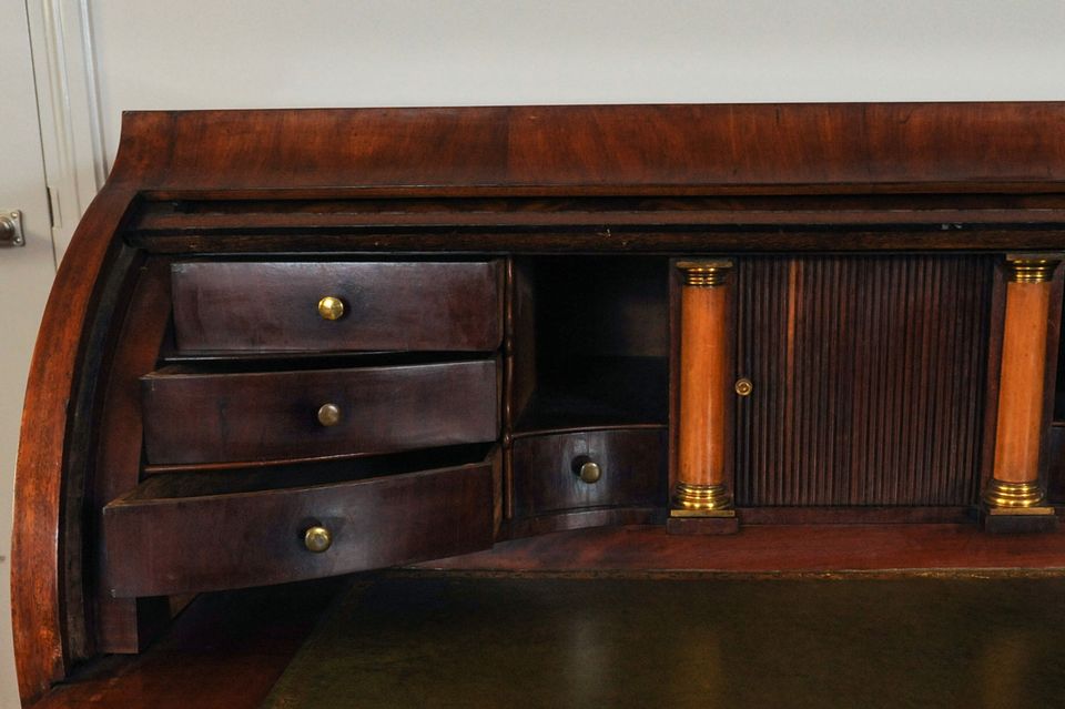 Een Hollands mahoniehouten cilinderbureau, omstreeks 1770 - afbeelding 3