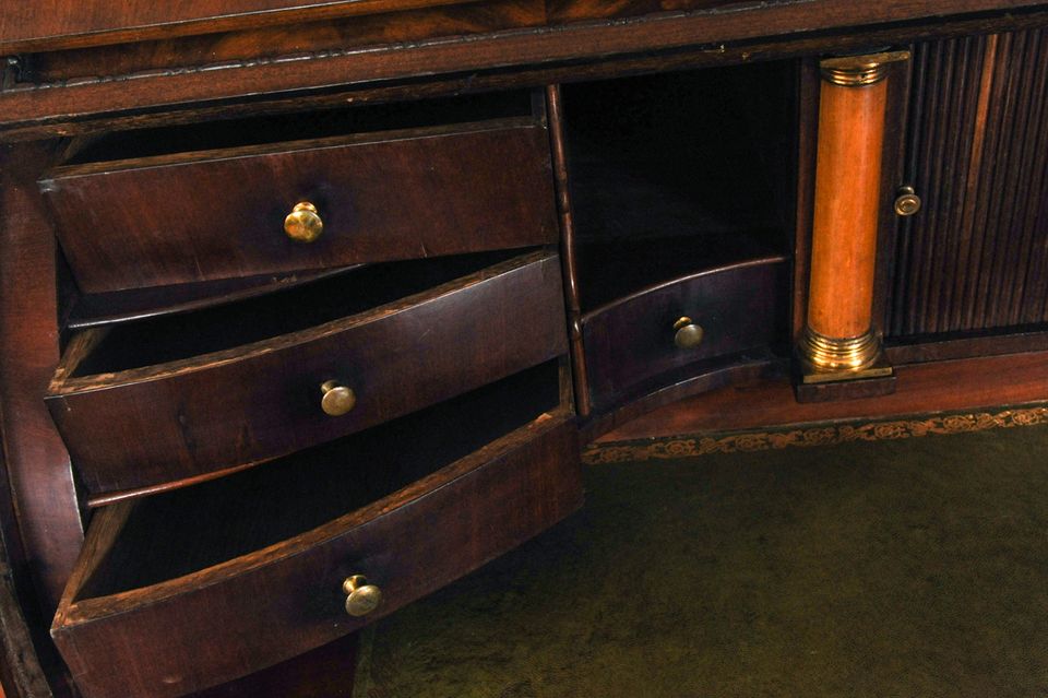Een Hollands mahoniehouten cilinderbureau, omstreeks 1770 - afbeelding 2