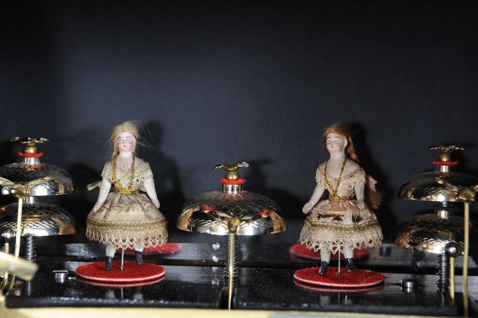 A Swiss amboyna 'bells-in-sight' cylinder music box with animated dancers, circa 1880 - image 8