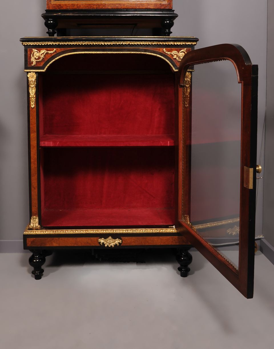 Een Zwitserse amboina vitrinekast, omstreeks 1880 - afbeelding 3