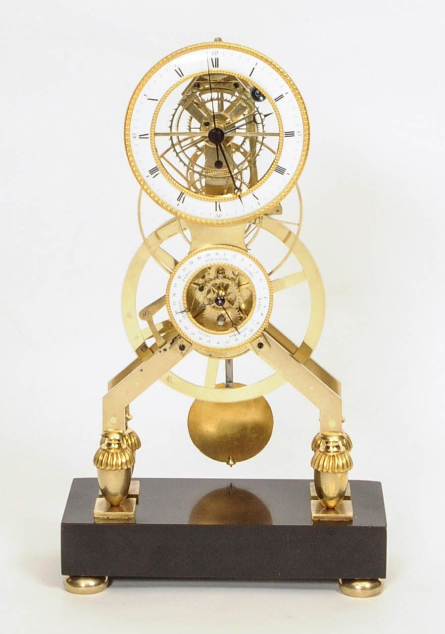 Een Franse Directoire messing en zwart marmeren skeletklok, omstreeks 1795 - afbeelding 2