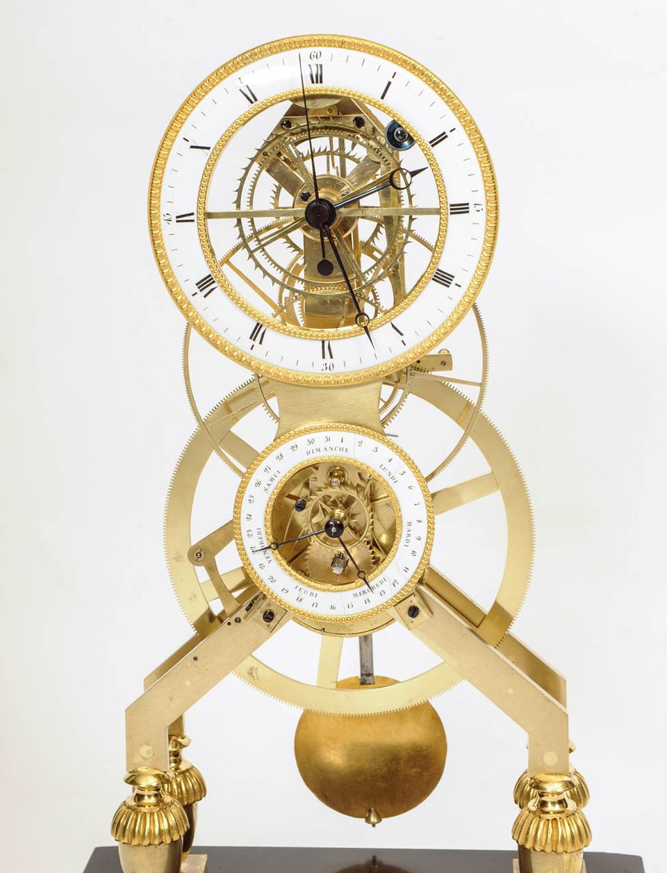 Een Franse Directoire messing en zwart marmeren skeletklok, omstreeks 1795 - afbeelding 3