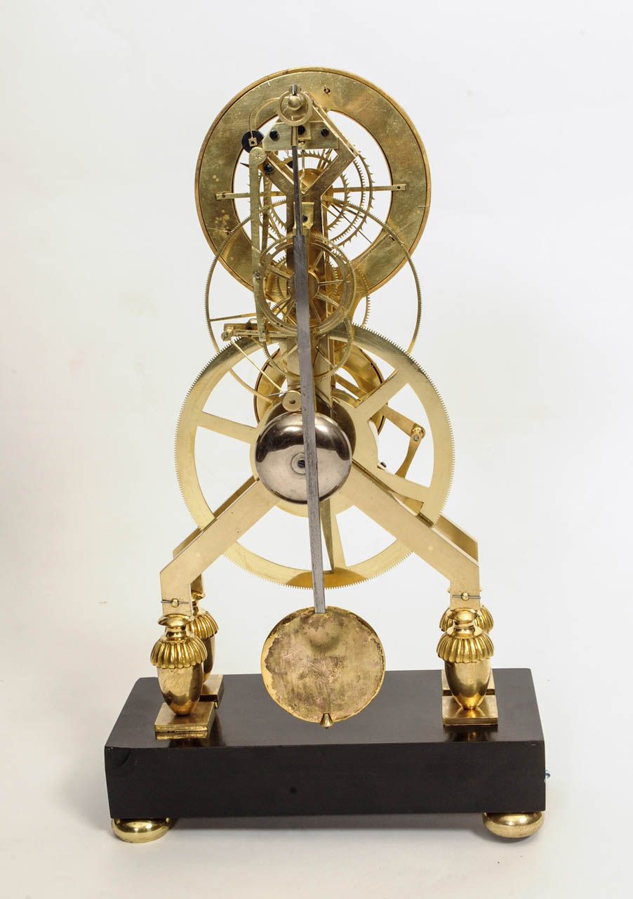 Een Franse Directoire messing en zwart marmeren skeletklok, omstreeks 1795 - afbeelding 4