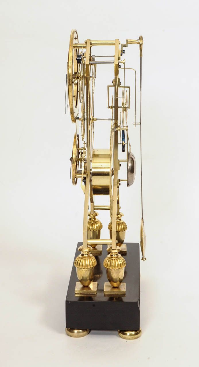 Een Franse Directoire messing en zwart marmeren skeletklok, omstreeks 1795 - afbeelding 5