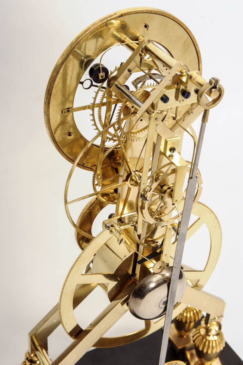 Een Franse Directoire messing en zwart marmeren skeletklok, omstreeks 1795 - afbeelding 6