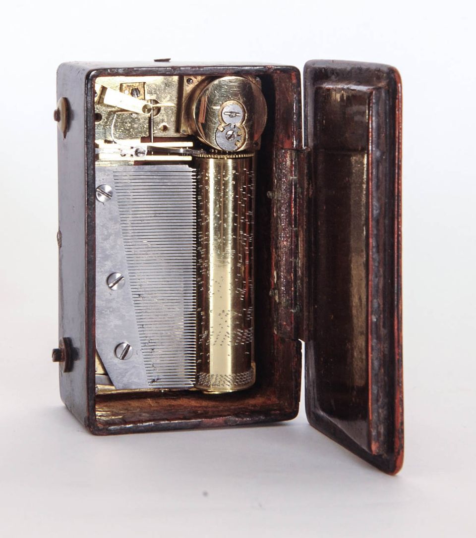 Een Franse cylinder speeldoosje met een polychroom beschild deksel, omstreeks 1840 - afbeelding 3