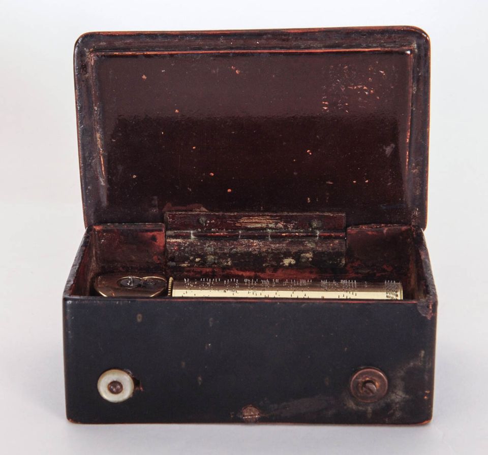 Een Franse cylinder speeldoosje met een polychroom beschild deksel, omstreeks 1840 - afbeelding 4