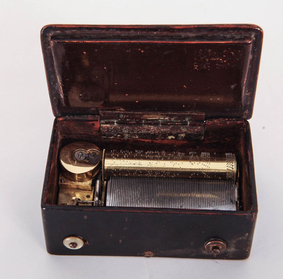 Een Franse cylinder speeldoosje met een polychroom beschild deksel, omstreeks 1840 - afbeelding 5