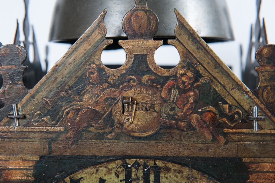 A very early German late 16th century painted chamber clock, circa 1580 - image 10
