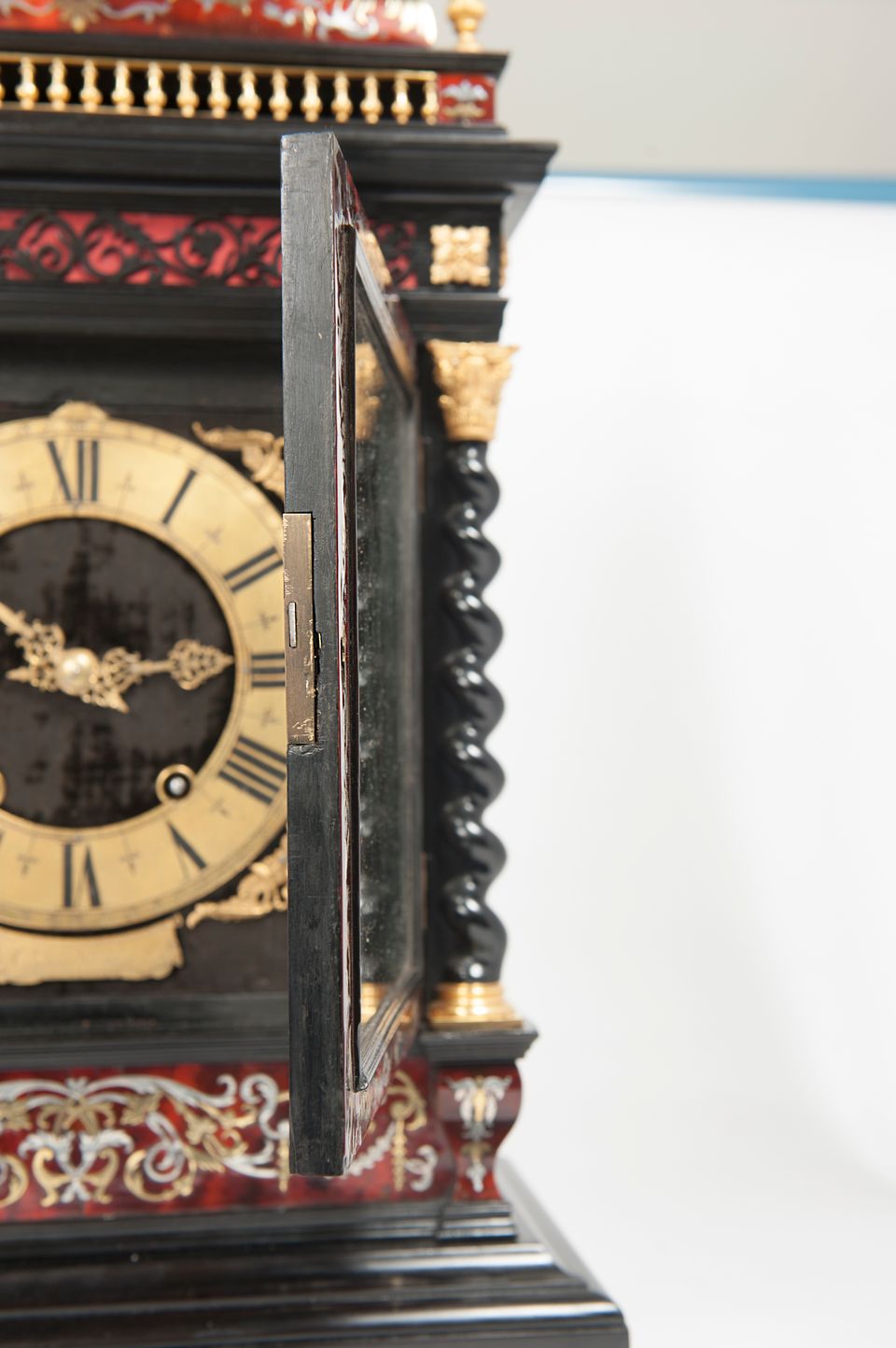 An important and very unusual French 'Religieuse' Table Clock, circa 1680 - image 4