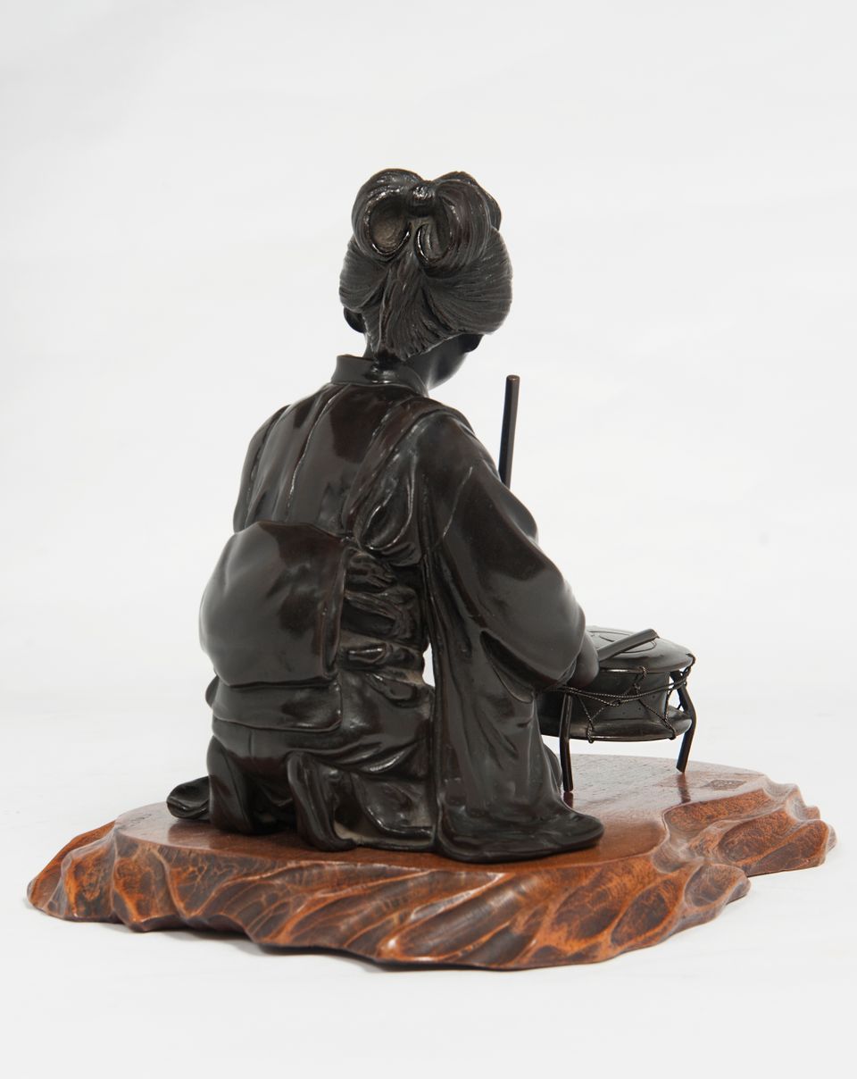 A very nice, elegant patinated bronze of the Japanese Geisha, circa 1890 - image 2