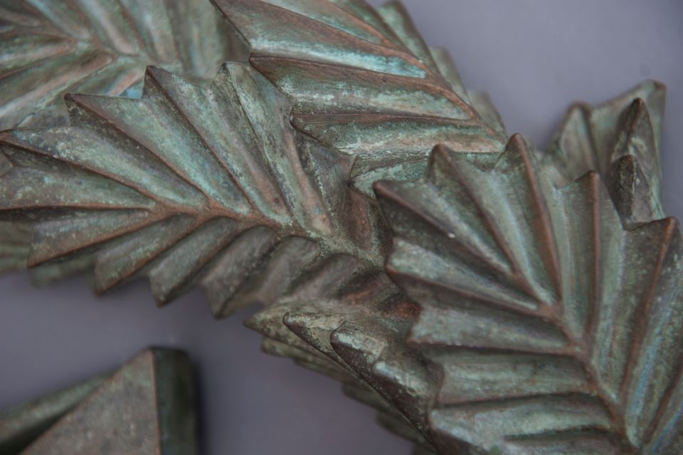 An unusual bronze wall decoration possibly Masonic or Mathematic symbols - afbeelding 6