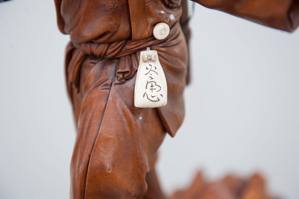 A good and very nice detailed Japanese lumberjack sculpture, signed, Circa 1900 - image 3