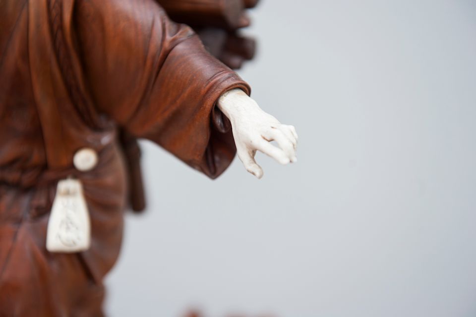 A good and very nice detailed Japanese lumberjack sculpture, signed, Circa 1900 - image 5