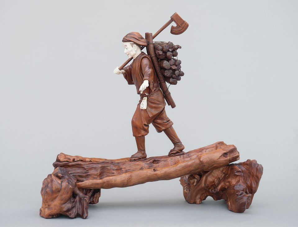 A good and very nice detailed Japanese lumberjack sculpture, signed, Circa 1900 - image 6
