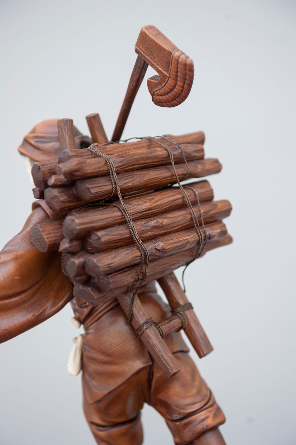A good and very nice detailed Japanese lumberjack sculpture, signed, Circa 1900 - image 7