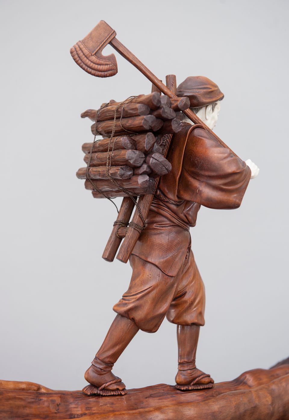 A good and very nice detailed Japanese lumberjack sculpture, signed, Circa 1900 - image 10