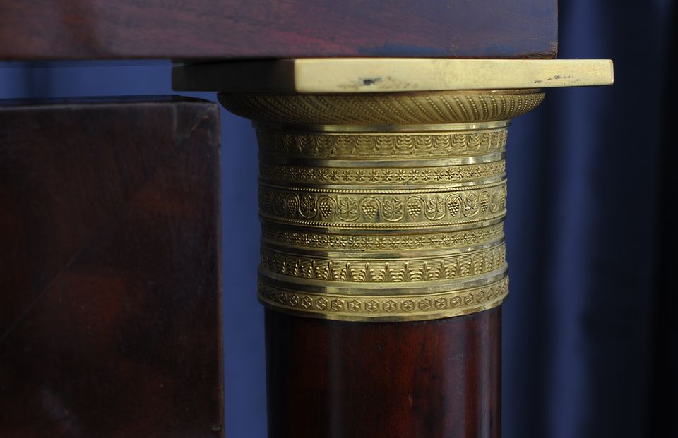 A lovely floral mahogany Empire dressing mirror, with the original candle stick on the columns, circa 1820 - image 3