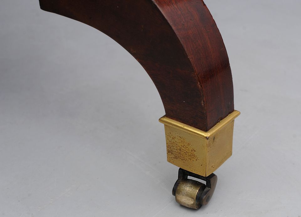 A lovely floral mahogany Empire dressing mirror, with the original candle stick on the columns, circa 1820 - image 4