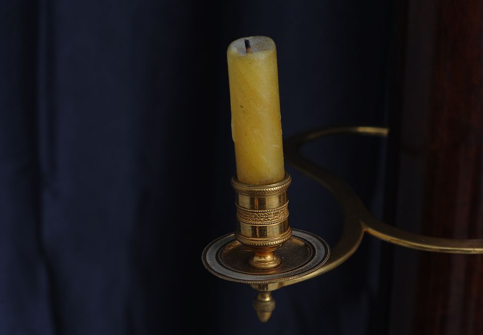 A lovely floral mahogany Empire dressing mirror, with the original candle stick on the columns, circa 1820 - image 5
