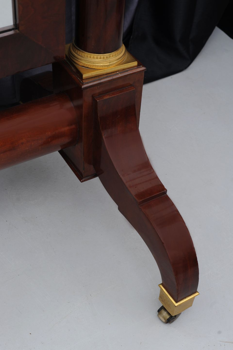 A lovely floral mahogany Empire dressing mirror, with the original candle stick on the columns, circa 1820 - image 6