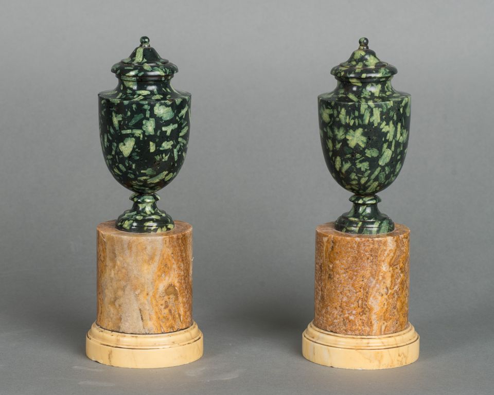Fine pair of mounted, green porphyry marble urns, circa 1830 - Grand Tour - image 2