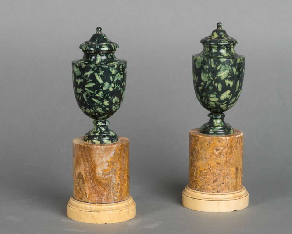 Fine pair of mounted, green porphyry marble urns, circa 1830 - Grand Tour - image 3