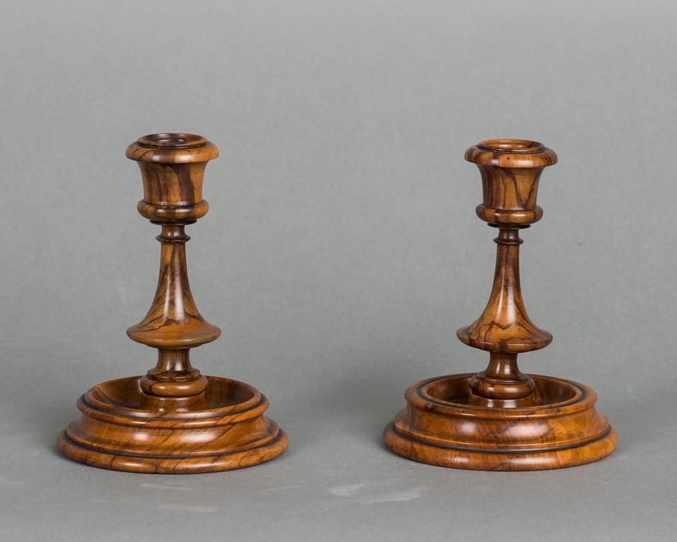 A lovely pair of small Olive wood candlesticks probably early XX century. - afbeelding 3