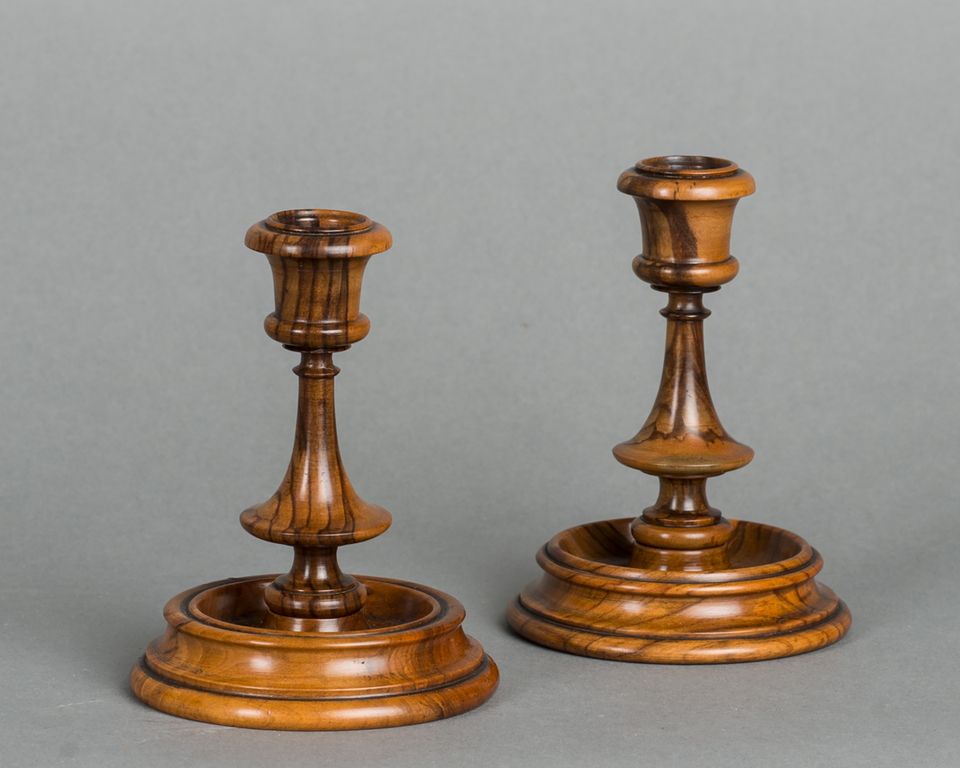 A lovely pair of small Olive wood candlesticks probably early XX century. - afbeelding 2