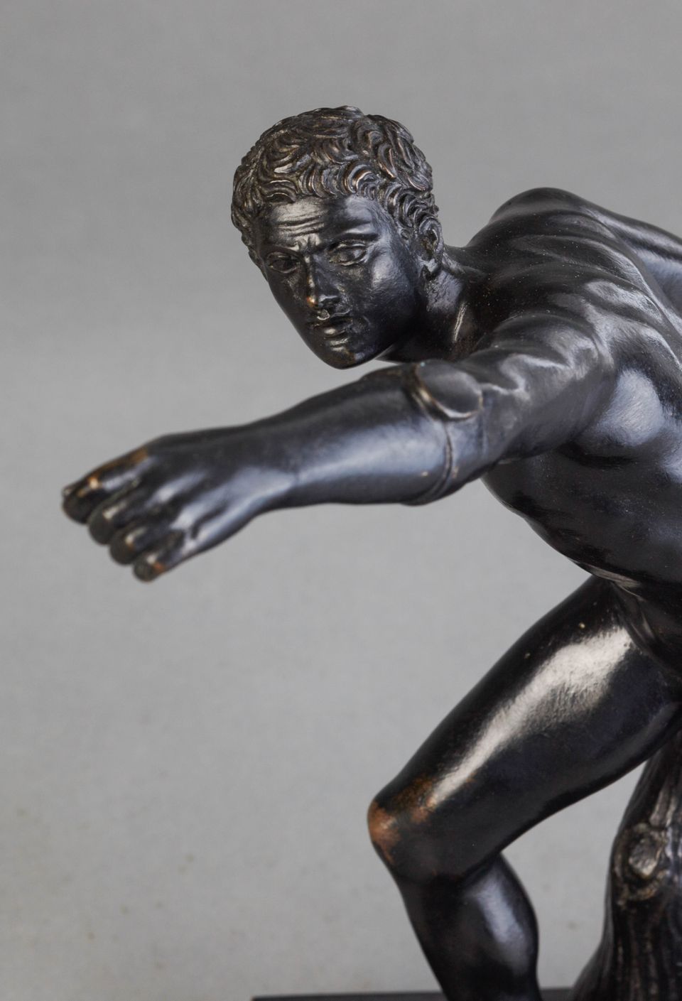 Very nice classical bronze of a Roman or Greek Gladiotor. The nicely patinated and detailed bronze is signed on the base: - image 3